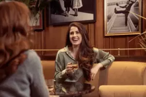 Historia del día: atendí a una pareja adinerada en un avión, y al día siguiente, mi madre me presentó a su joven prometido, que era del mismo vuelo.