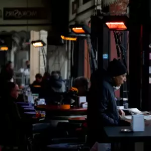 Después de que le compré café en su cumpleaños, un hombre sin hogar se sentó junto a mí en primera clase.