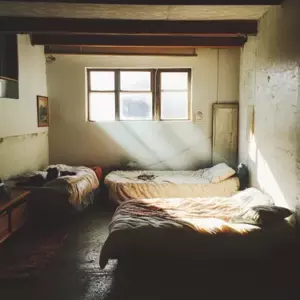 Ayer, el hombre que salvé en una tormenta hace veinte años tocó a mi puerta.