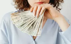 Le di una lección dura a mi esposo cuando compró boletos de primera clase para él y su madre, dejándome a mí y a los niños en clase económica.