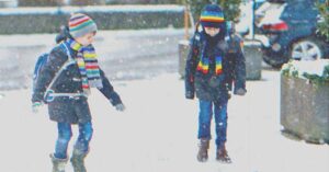 Historia del día: Una madre lleva a su hijo a la escuela y se emociona al ver a un niño allí que es exactamente igual a su hijo.