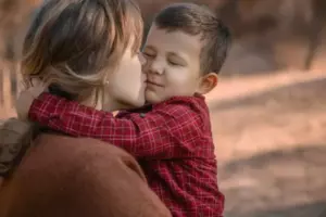 Historia del día: Una madre lleva a su hijo a la escuela y se emociona al ver a un niño allí que es exactamente igual a su hijo.