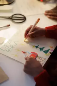 La historia del día trata sobre un niño que, en el frío intenso, se encuentra con una gran caja en su puerta y escucha un fuerte llanto proveniente de su interior.