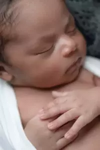 La historia del día trata sobre un niño que, en el frío intenso, se encuentra con una gran caja en su puerta y escucha un fuerte llanto proveniente de su interior.