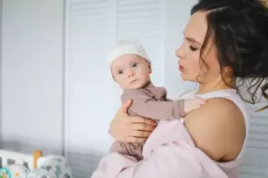 La historia del día trata sobre un niño que, en el frío intenso, se encuentra con una gran caja en su puerta y escucha un fuerte llanto proveniente de su interior.
