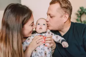 La historia del día trata sobre un niño que, en el frío intenso, se encuentra con una gran caja en su puerta y escucha un fuerte llanto proveniente de su interior.