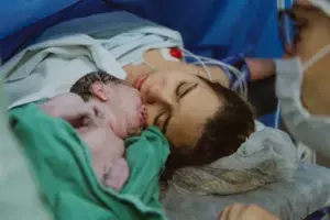 Historia del día: Un médico cría a trillizos después de que su madre muere durante el parto, y cinco años después, aparece su padre biológico.