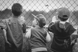 Historia del día: Un médico cría a trillizos después de que su madre muere durante el parto, y cinco años después, aparece su padre biológico.