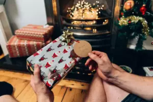 Historia del día: Una chica visita a un chico que no trajo un regalo de Navidad a clase y se burla de él mientras él lee su carta a Santa.