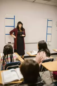 Historia del día: Una chica visita a un chico que no trajo un regalo de Navidad a clase y se burla de él mientras él lee su carta a Santa.
