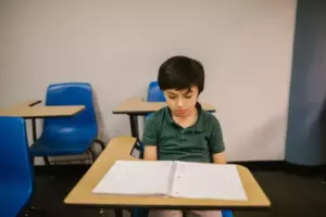 Historia del día: Una chica visita a un chico que no trajo un regalo de Navidad a clase y se burla de él mientras él lee su carta a Santa.