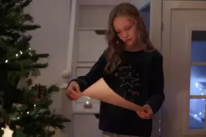 Historia del día: Una chica visita a un chico que no trajo un regalo de Navidad a clase y se burla de él mientras él lee su carta a Santa.