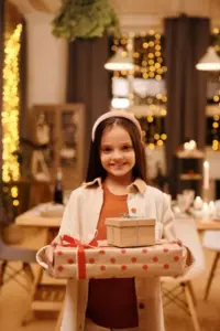 Historia del día: Una chica visita a un chico que no trajo un regalo de Navidad a clase y se burla de él mientras él lee su carta a Santa.
