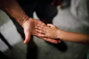 Mi hijo preguntó si podía guardar un asiento para “el hombre que siempre le trae flores a mamá” en Acción de Gracias