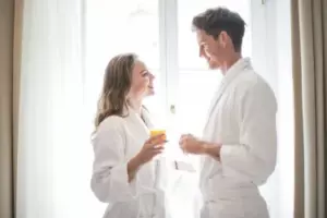 Vi inesperadamente a mi esposo con un traje de lujo saliendo de una clínica de maternidad con dos bebés en brazos