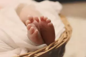 En la venta de garaje de mi suegra encontré una manta que tejí para mi hija, que murió el día que nació