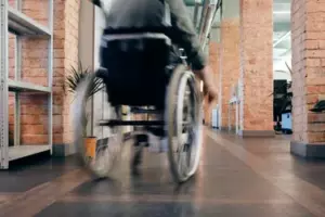 Una madre deja a su hija en silla de ruedas con su padrastro, regresa años después y no la reconoce — Historia del día