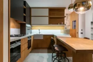 Me mudé a la casa de mi infancia y los nuevos vecinos me dijeron que revisara el ático. A la mañana siguiente, le pedí a mi agente inmobiliario que pusiera la casa a la venta