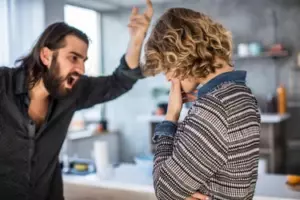 El marido se burla constantemente de su esposa desempleada por no hacer nada y encuentra una nota después de que la ambulancia se la lleva