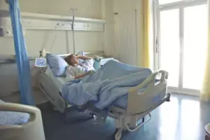 El marido se burla constantemente de su esposa desempleada por no hacer nada y encuentra una nota después de que la ambulancia se la lleva