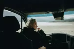 Nadie se detuvo a recoger a este anciano cerca de la carretera y después de una hora entendí por qué – Historia del día