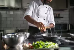Noté algo extraño sobre el chef en la cena de mi amigo: lo que encontré en el horno dejó a todos atónitos