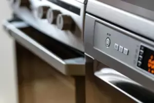 Noté algo extraño sobre el chef en la cena de mi amigo: lo que encontré en el horno dejó a todos atónitos