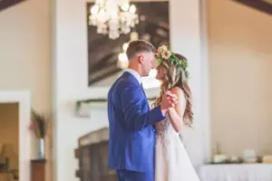 Trabajando como camarera en una boda, me quedé helada cuando vi a mi propio marido vestido de novio — Historia del día