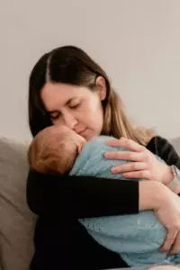 Mi suegra abandonó a mi hija hace 20 años, alegando que no era de su hijo. Ahora ha vuelto con flores y tarta para conquistarnos