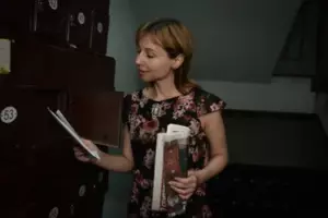 Una cajera descubre que es dueña de un negocio de 3,8 millones de dólares tras encontrar un testamento a su nombre – Historia del día