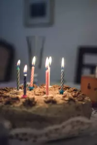 Un huérfano rico visita a su familia adoptiva 10 años después de mudarse y encuentra allí una casa en ruinas – Historia del día