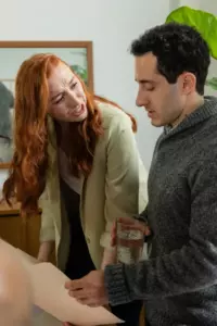 Pillé a la niñera de mis hijos saliendo de la ducha mientras mi marido estaba en casa, así que encendí la cámara de la niñera al día siguiente
