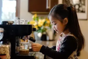 La hija de 7 años de mi prometido cocina el desayuno y hace todas las tareas domésticas todos los días. Me sorprendí cuando descubrí por qué