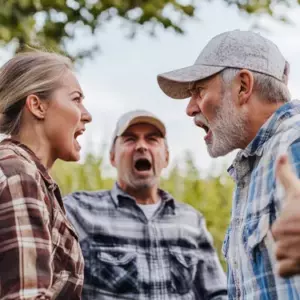 Mi familia había estado peleada con los vecinos durante años, pero todo empeoró cuando lo volví a encontrar – Historia del día
