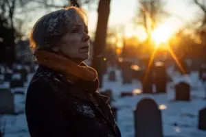 Jeg tog imod en ung mand, der frøs på gaden juleaften - senere den aften blev jeg ramt af chok, da han krøb hen mod min seng