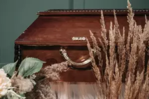 Un perro ladra a un ataúd durante un funeral, su hijo desconfiado lo abre y lo encuentra vacío – Historia del día