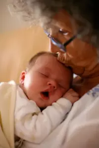En el funeral de su marido, su esposa conoce a una mujer con su bebé en brazos – Historia del día
