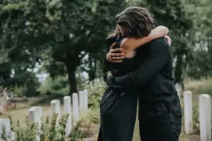 En el funeral de su marido, su esposa conoce a una mujer con su bebé en brazos – Historia del día