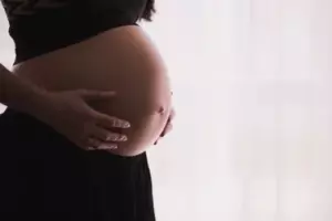 Una niña pobre vende una reliquia familiar para la operación de su abuela y la ve en su puerta días después – Historia del día