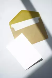 El marido regresa de un viaje de negocios y ve a un bebé recién nacido en una mesa con dos notas al lado — Historia del día