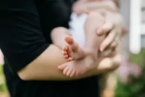 El marido regresa de un viaje de negocios y ve a un bebé recién nacido en una mesa con dos notas al lado — Historia del día