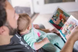 El marido regresa de un viaje de negocios y ve a un bebé recién nacido en una mesa con dos notas al lado — Historia del día