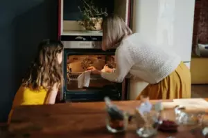 Mi esposo usó el dinero de mi herencia para comprarle un auto a su madre para Navidad. Así que le enseñé una lección sobre la traición