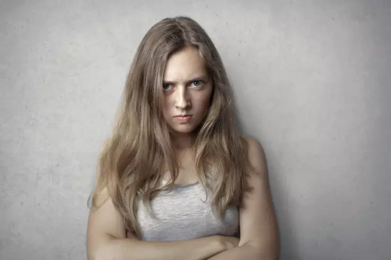 La esposa de un millonario se entera de que su marido visita una vieja cabaña de metal todos los días y una vez nota un cochecito de bebé cerca – Historia del día