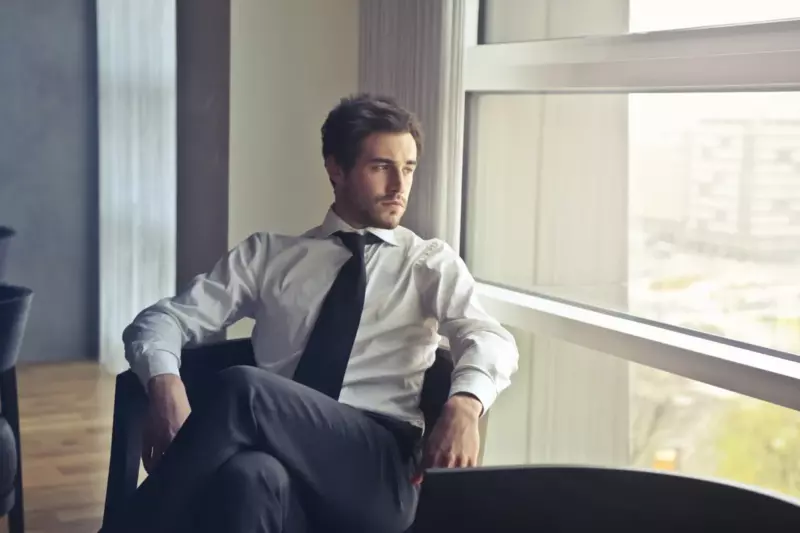 La esposa de un millonario se entera de que su marido visita una vieja cabaña de metal todos los días y una vez nota un cochecito de bebé cerca – Historia del día