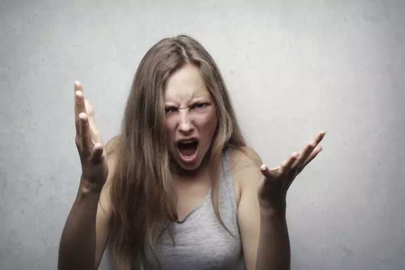 La esposa de un millonario se entera de que su marido visita una vieja cabaña de metal todos los días y una vez nota un cochecito de bebé cerca – Historia del día