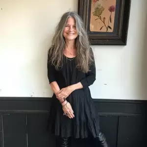 Cortamos el pastel en nuestra fiesta de revelación de género y resultó negro. Mi suegra, vestida de negro, se hizo a un lado y lloró