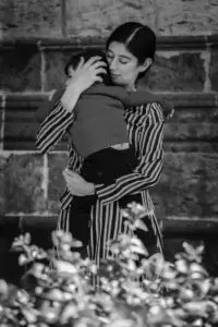 Un hombre visita la tumba de su madre y ve una lápida con su nombre y la foto de un niño cerca — Historia del día