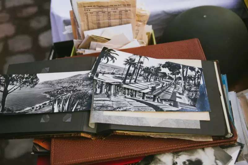 Un hombre visita la tumba de su madre y ve una lápida con su nombre y la foto de un niño cerca — Historia del día