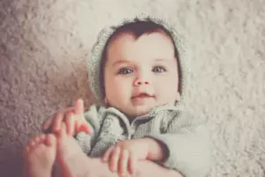 Contraté a un hombre para desearle a mi hijo una feliz Navidad como Papá Noel y noté que tenía la misma marca de nacimiento que mi hijo